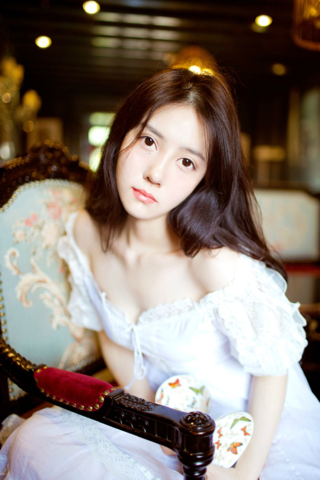 船只在江岸之上，太史慈等江东将士的嘲笑声中缓缓地退开延安，逆江而上，准备自江陵登陆之后，在想办法重夺江夏，若是陆战和攻城战的话，陈到自信可以完虐江东将士。